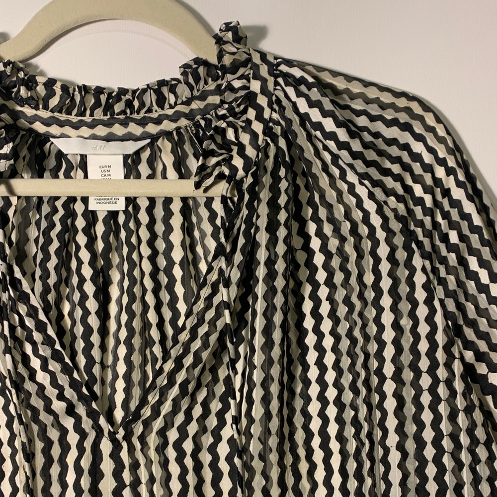 H&M Women's Blouse Top EUC Size M Black and Cream Print Ruffle Collar w Tie